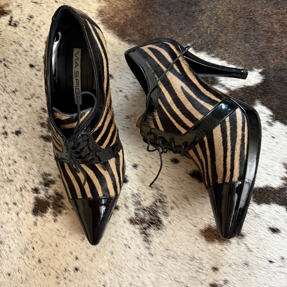 VIA SPIGA Zebra Pointed Toe Lace Up Bootie Heels Size 6